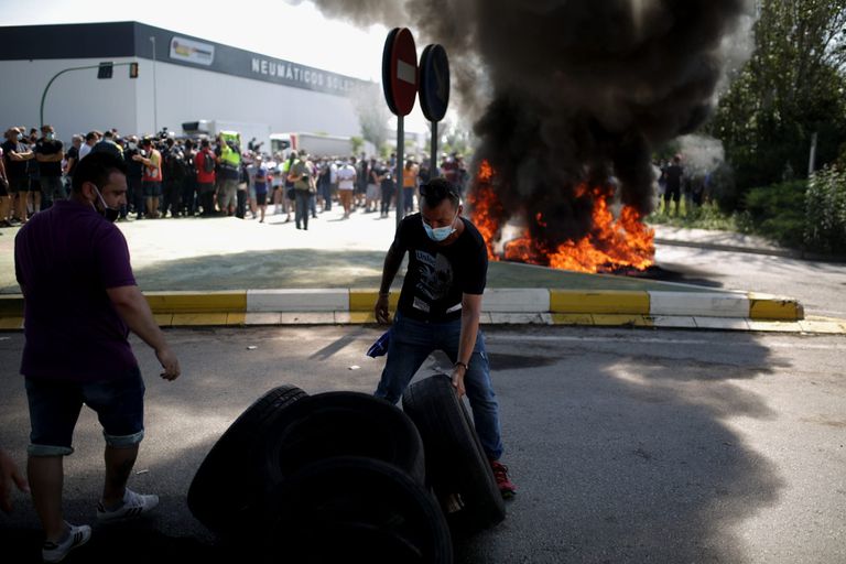 Protestas ante la fábrica de Nissan en la Zona Franca de Barcelona.