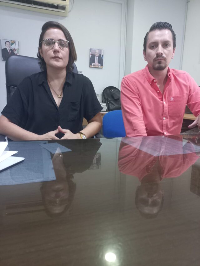 Lic. Beatriz Bermejo Carmona y Lic. Pablo Gustavo Sanchez Sanchez, titular del Registro Público y Oficial, respectivamente.